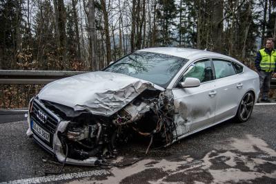 Lorch: Audi ueberholt und kollidiert frontal mit Kleinwagen - Kleinwagen ueberschlaegt sich